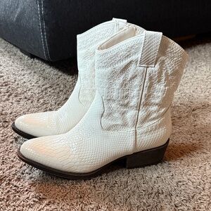 White Textured Women's Cowboy Boots